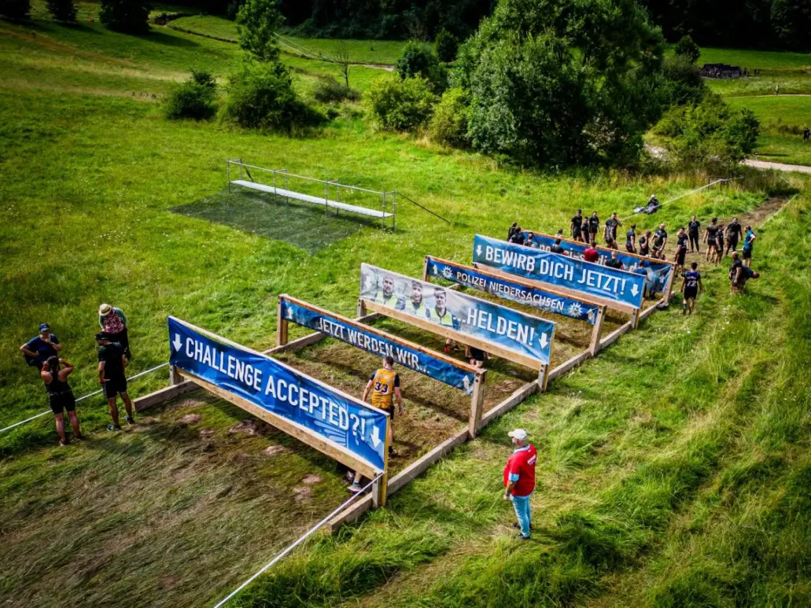 XLETIX-Hindernisparcours mitten in Deutschland. Teilnehmer stellen sich der Herausforderung "Challenge Accepted?!".