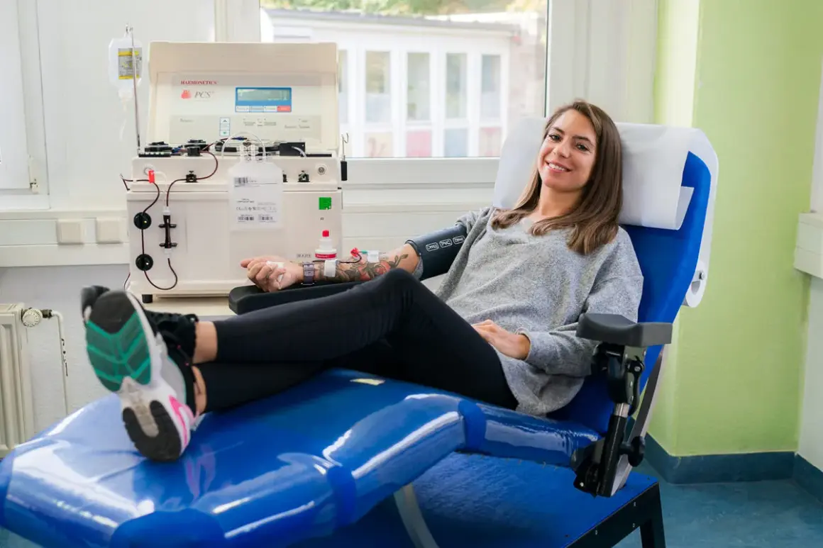 Frau lächelt während der Plasmaspende. Danach fühlt sie sich fit für Sport.
