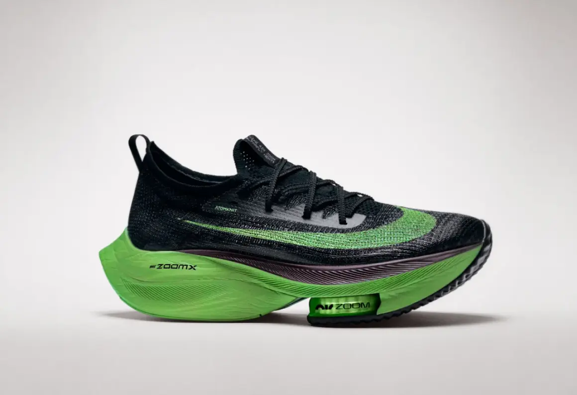 Schwarzer Laufschuh mit leuchtend grüner Sohle und Swoosh. Diese verbotene laufschuhe versprechen Höchstleistungen.