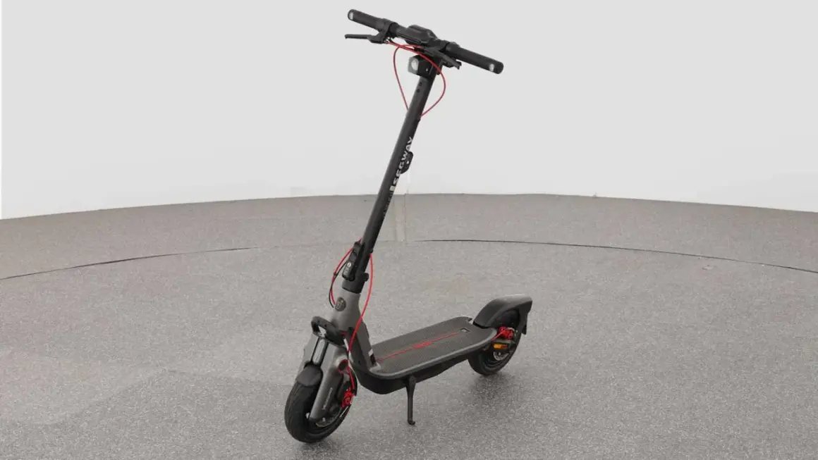 Schwarzer E-Scooter mit roten Akzenten, bereit für schnelle Fahrten. Die e scooter geschwindigkeit ist ein Highlight.