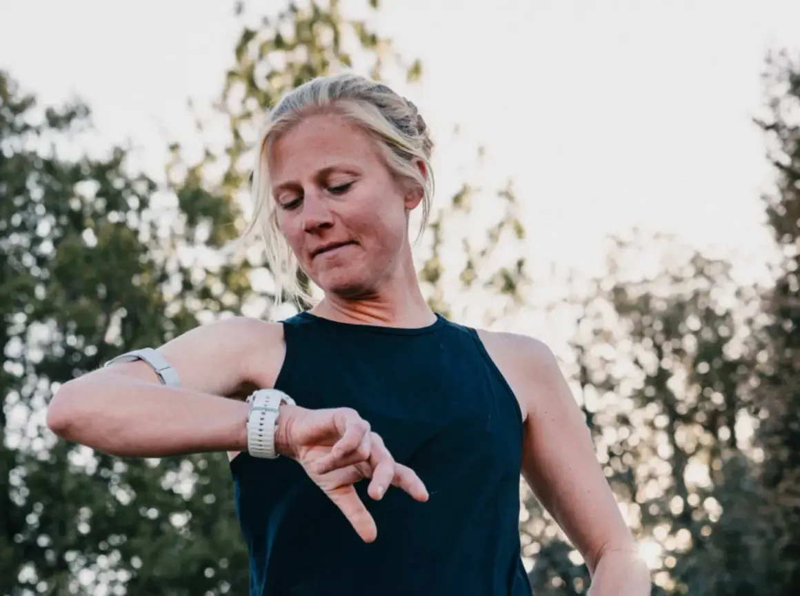 Läuferin prüft ihre Uhr, bereit für einen Ultramarathon in Deutschland.