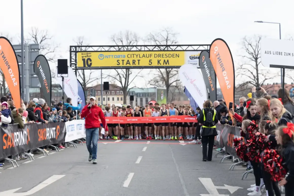 Startaufstellung beim NTT DATA Citylauf Dresden. Läufer warten gespannt auf den Startschuss des Sportscheck Run Dresden.