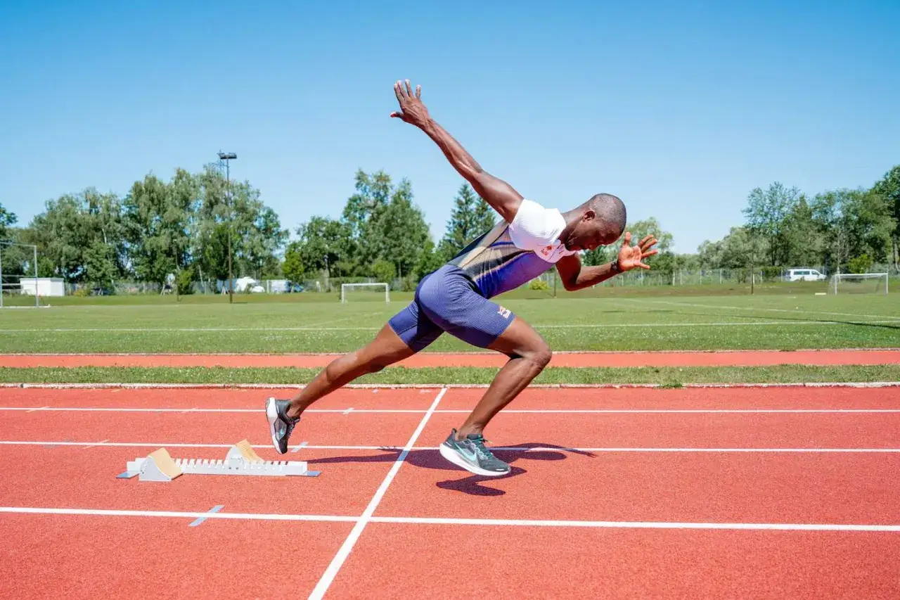 Ein Sprinter in voller Aktion beim Sprint-Training, kurz nach dem Startschuss.