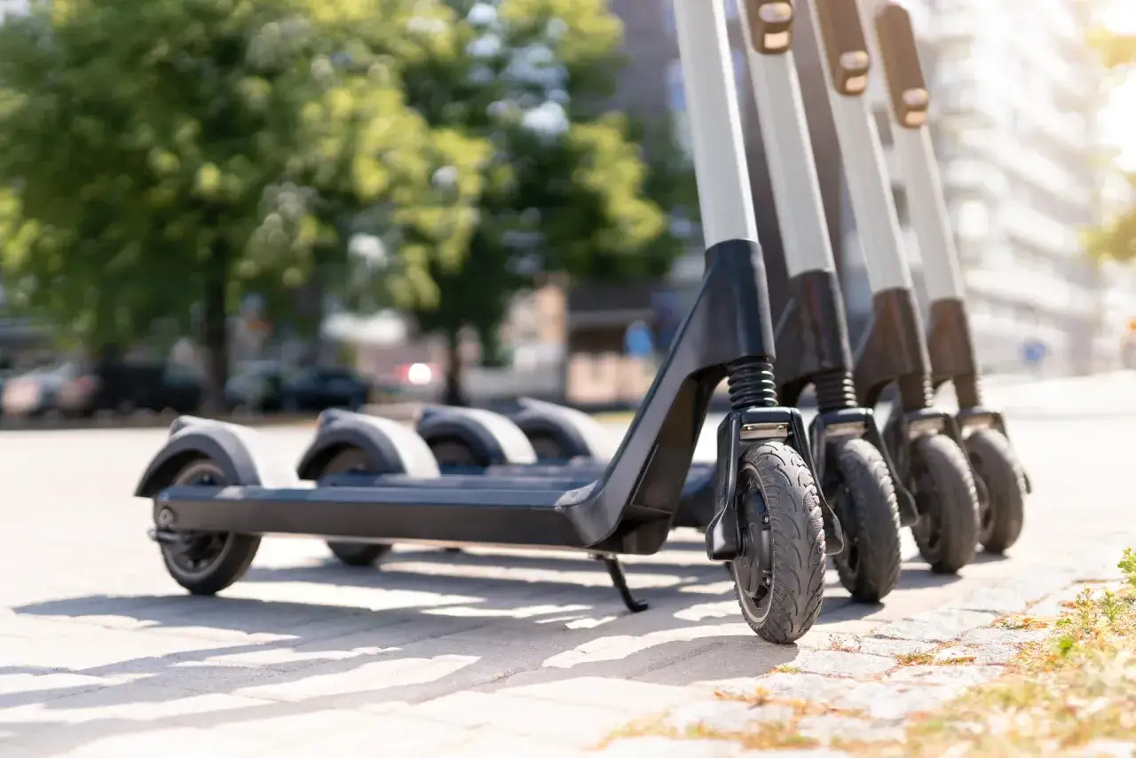 Reihe von E-Rollern, bereit f&uuml;r die Fahrt. Informiere dich &uuml;ber den e roller preis pro minute f&uuml;r deine n&auml;chste Tour.