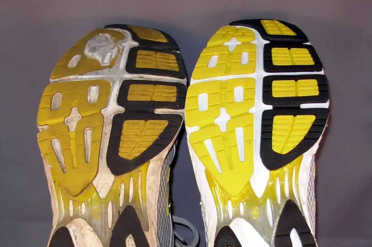 Ein neuer und ein abgenutzter Laufschuh im Vergleich. Die Sohle zeigt, wie lange Laufschuhe halten k&ouml;nnen.