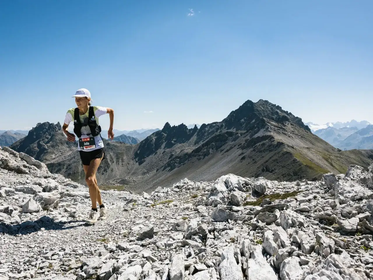 L&auml;uferin Julia meistert den steinigen Madrisa Trail mit beeindruckender Bergkulisse.