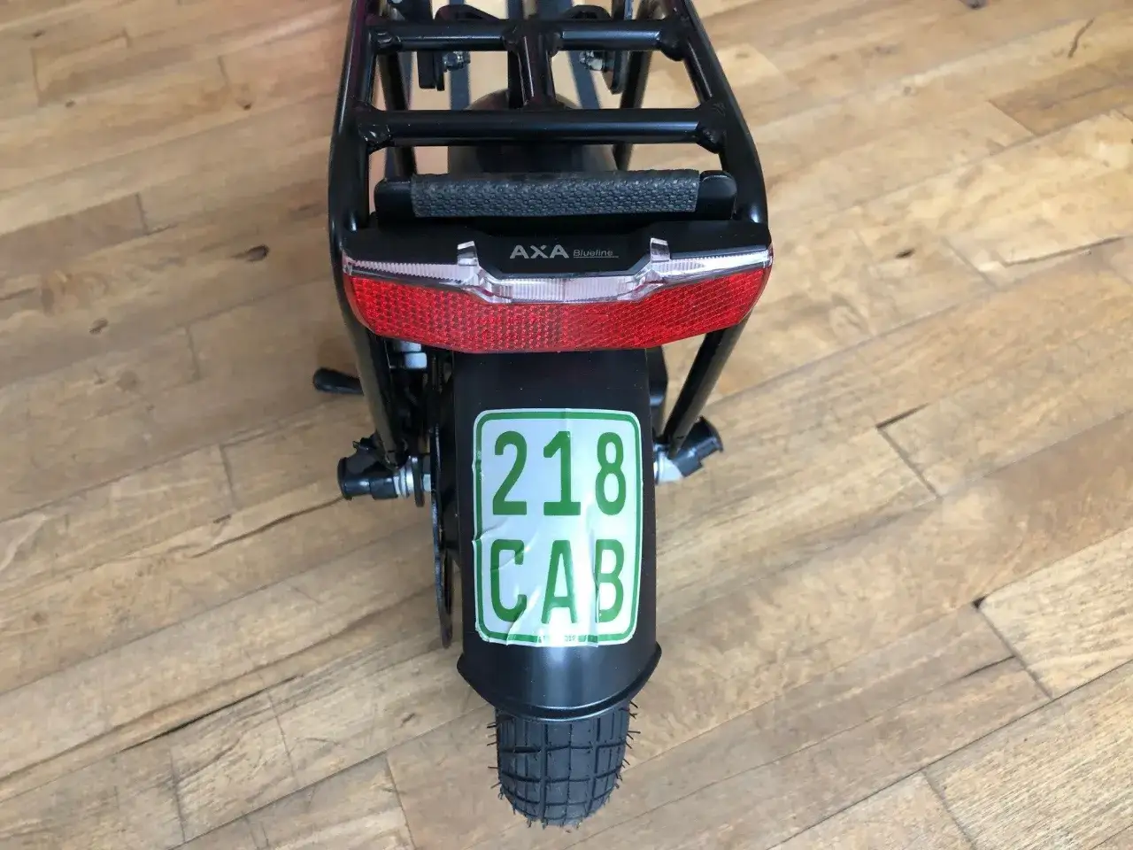 Das e-scooter nummernschild mit der Aufschrift 