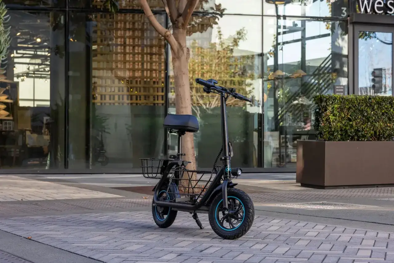 Schwarzer E-Scooter mit Korb und Sitz, bereit f&uuml;r eine Fahrt durch Spanien.