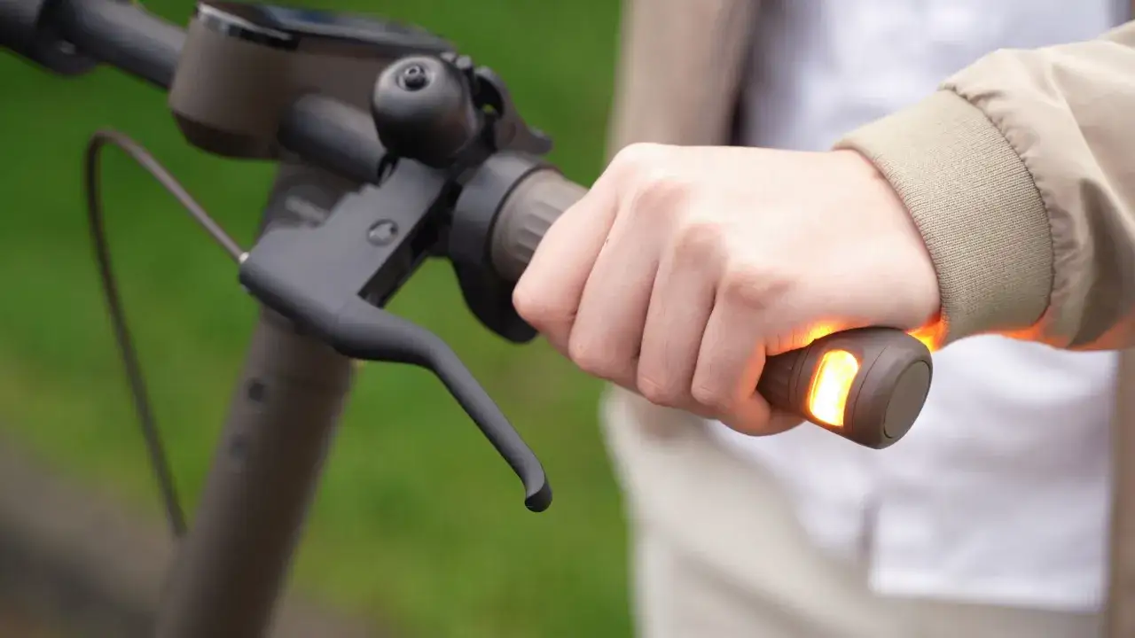 E-Scooter mit leuchtendem Blinker am Lenkergriff. Die Blinkerpflicht wird hier sichtbar, um die Sicherheit zu erh&ouml;hen.