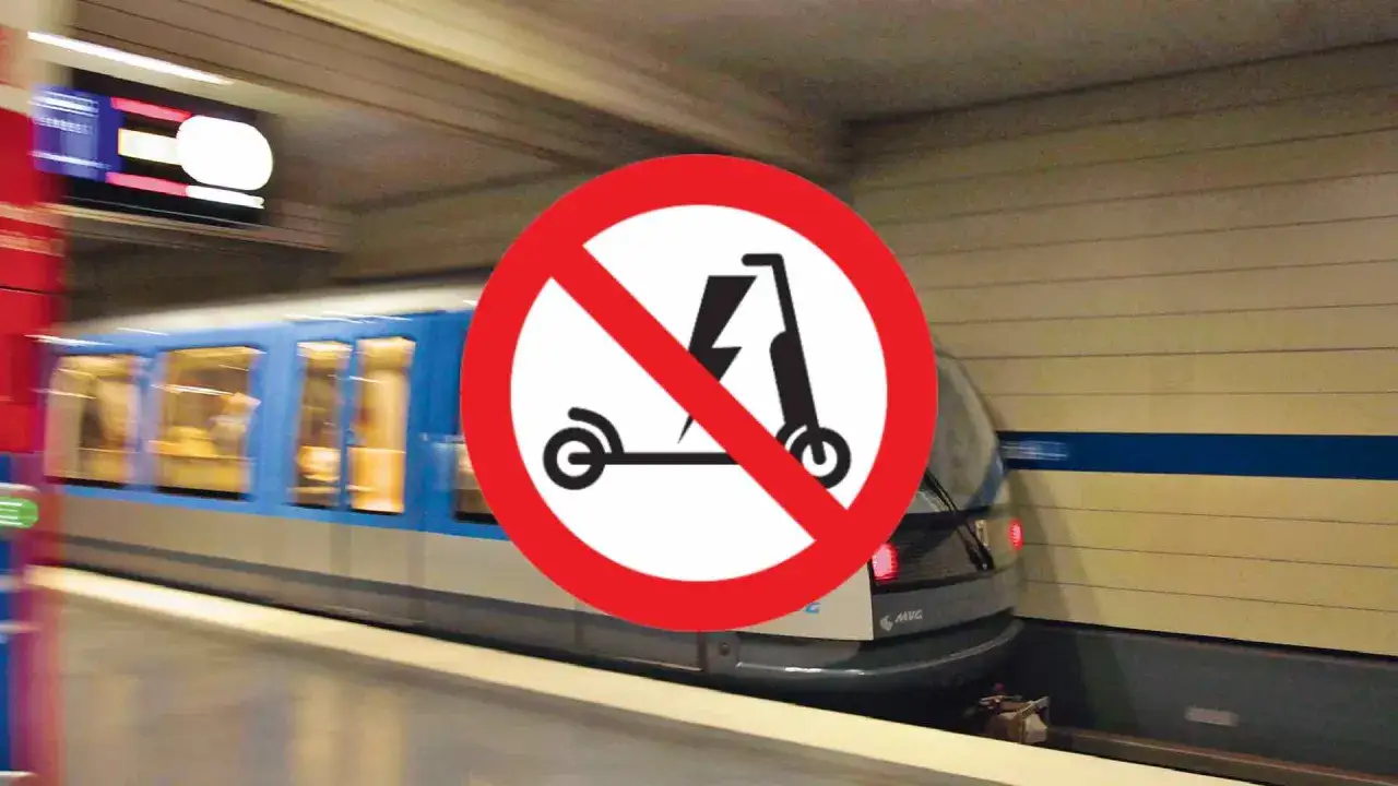 Verbotsschild f&uuml;r E-Scooter in der S-Bahn. Ein Zug f&auml;hrt vorbei, w&auml;hrend das rote Schild mit dem durchgestrichenen E-Scooter die Regel verdeutlicht.