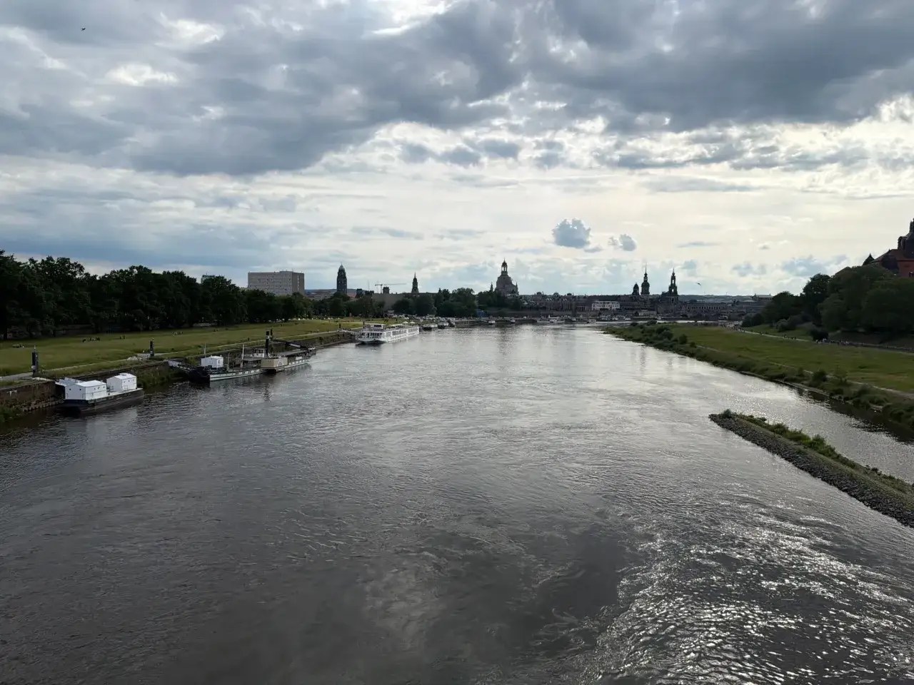 Elbe bei Dresden mit Blick auf die Altstadt. Vielleicht bereiten sich L&auml;ufer auf den Sportscheck Run Dresden vor.