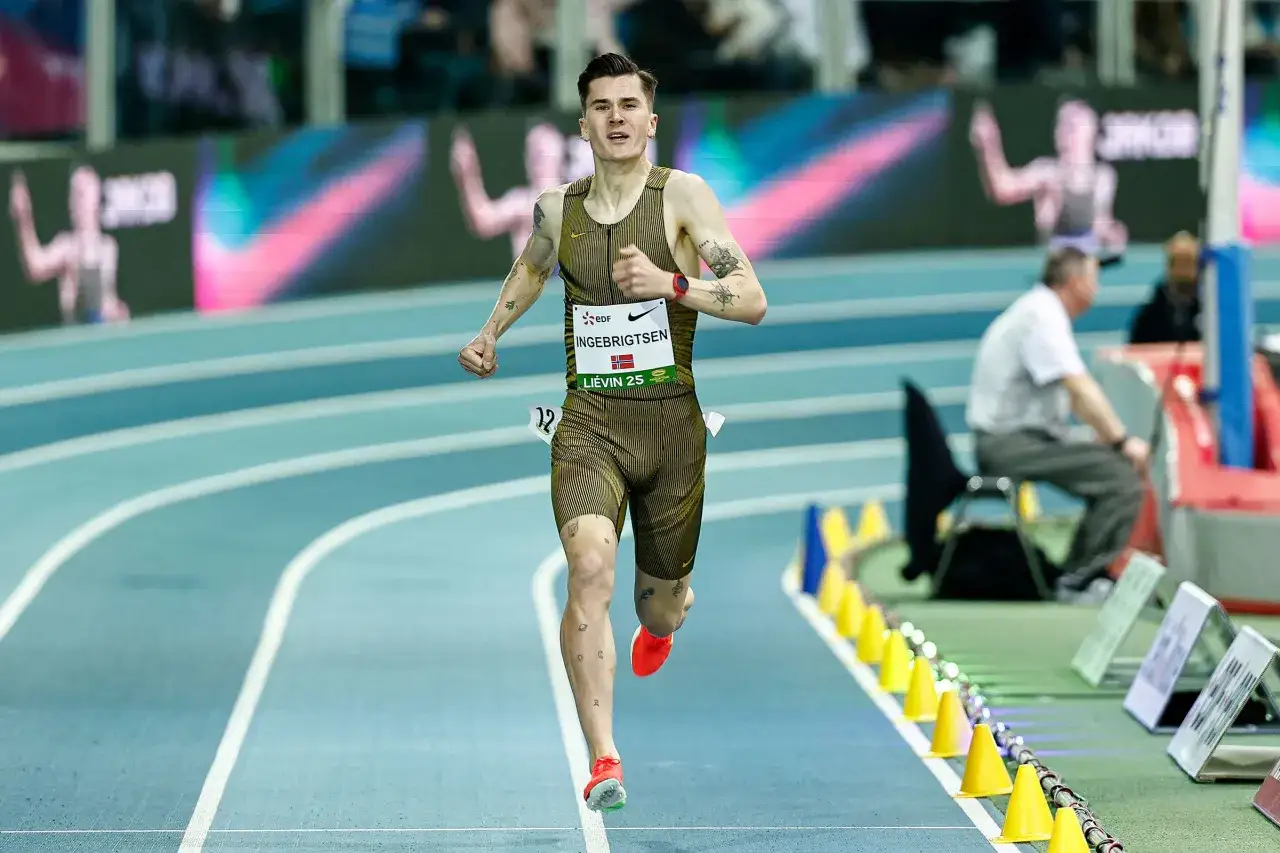 Jakob Ingebrigtsen auf der Bahn, auf dem Weg zu einem Weltrekord.