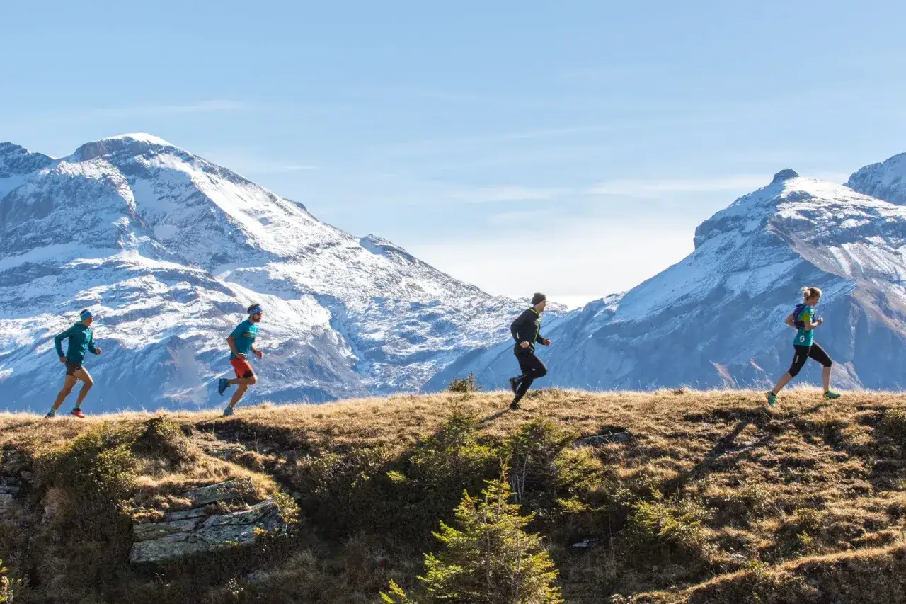 Läufer auf dem Wildstrubel-Trail, bereit für den UTMB. Majestätische Schneebedeckte Berge im Hintergrund.