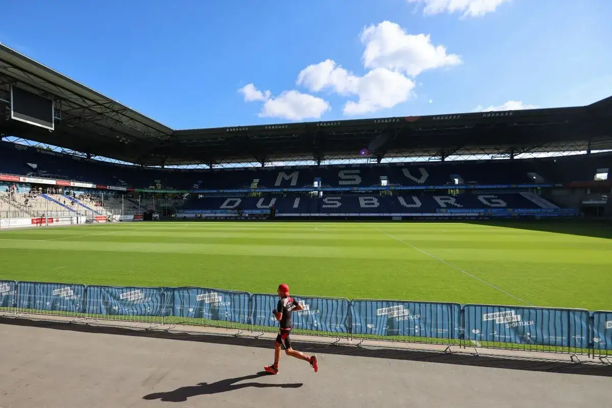 Läufer im Stadion, bereit für den Duisburg Ironman.