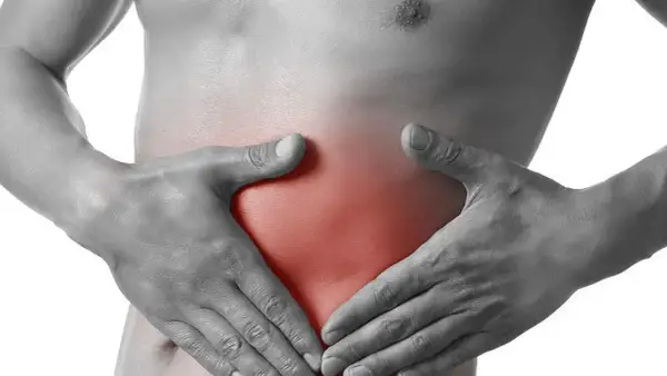 Hände umfassen den Bauch, wo ein roter Bereich auf einen stechenden Schmerz rechts hinweist.