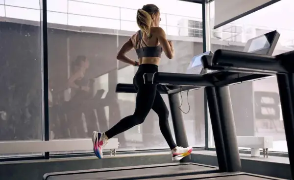 Frau absolviert ein intensives HIIT-Training auf dem Laufband, um ihre Ausdauer zu verbessern.