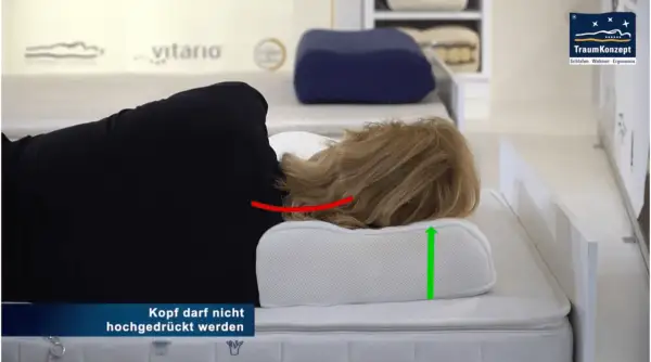 Frau liegt auf einem ergonomischen Kissen, das den Nacken bei HWS-Syndrom stützt. Der Kopf wird nicht hochgedrückt.