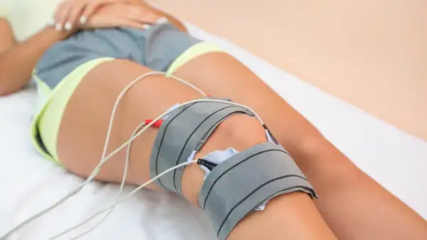 Elektroden am Knie zur Stimulation des muskel oberschenkel innenseite.