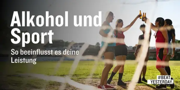 Sportlerinnen stoßen mit Bierflaschen an. Der Text thematisiert Alkohol und Sport und wie er die Leistung beeinflusst.