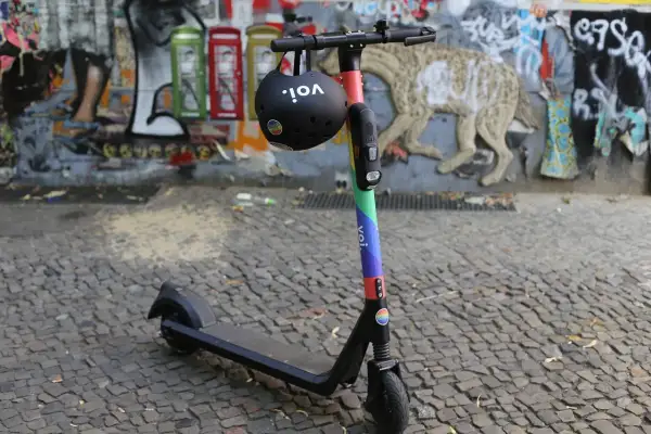 E-Scooter mit Helm, bereit für die Fahrt. Vorsicht bei Alkohol und Probezeit!