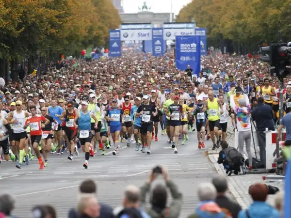 Tausende Läufer starten beim BMW Berlin Marathon. Die Frage "wie lang ist ein Marathon" wird hier beantwortet: 42,195 Kilometer.