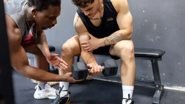 Trainer gibt Tipps für das Training nach einem frischen Tattoo. Er erklärt, wie lange kein Sport nach Tattoo empfohlen wird, um die Heilung zu unterstützen.