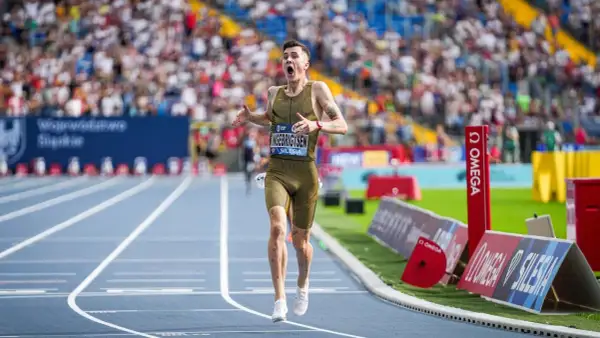 Jakob Ingebrigtsen jubelt nach seinem Weltrekordlauf. Der Athlet rennt auf der Laufbahn, die Zuschauermenge ist im Hintergrund zu sehen.