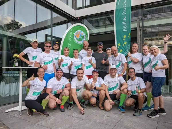 Team "Via Carolina Running" feiert Erfolg. Alle tragen T-Shirts von Rödl & Partner.