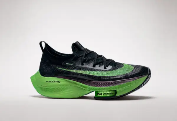 Schwarzer Laufschuh mit leuchtend grüner Sohle und Swoosh. Diese verbotene laufschuhe versprechen Höchstleistungen.