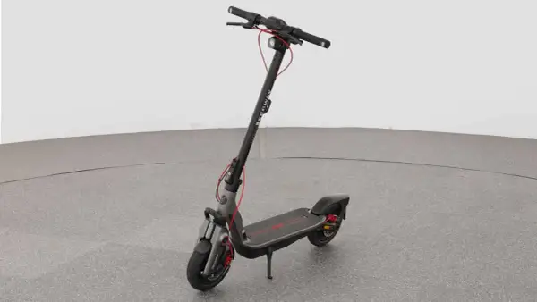 Schwarzer E-Scooter mit roten Akzenten, bereit für schnelle Fahrten. Die e scooter geschwindigkeit ist ein Highlight.