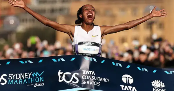 Sifan Hassan jubelt überglücklich nach ihrem Sieg beim Sydney Marathon.